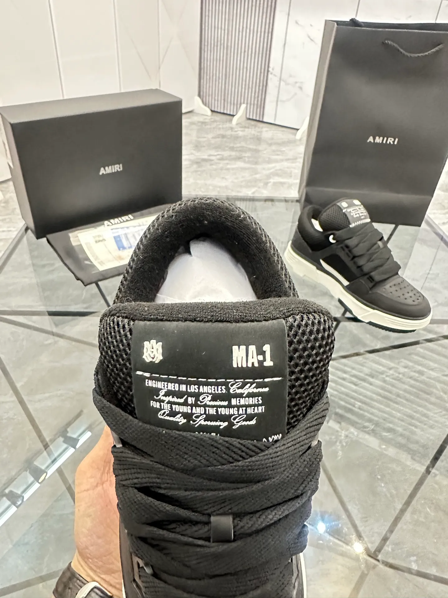 Men's shoes: 💰P720¥ Guangzhou top quality Product trademark: AMIRI* "Amir*" low-top casual shoes Regular size: 39-44 (can be customized to 45) Product materials: upper imported first-layer cowhide stitching original material, breathable lining, original outsole. Number: 525